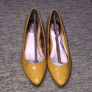 NIB GOMAX YELLOW PUMPS SIZE 8